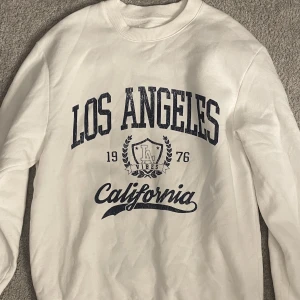 Sweatshirt  - Vit sweatshirt från pier one. De finns fläckar på muddarna. Annars okej skick.