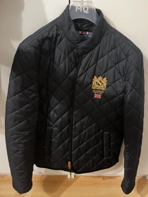 Morris jacka - Morris höst/vårjacka, köpt förra våren. Använd fåtal gånger.  Skick: 9/10 Färg: Svart Storlek: Medium Nypris: 2000kr Pris: 1200kr