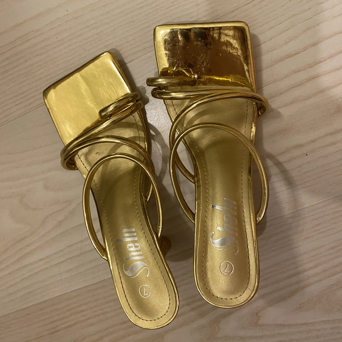 Guldiga klackskor  - 90