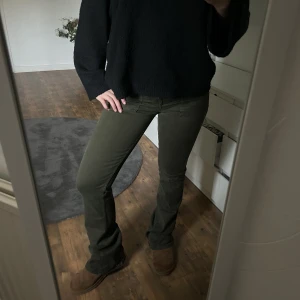 Gröna jeans Zara  - Svin snygga gröna bootcut jeans från Zara. Har trampat ner ena sidan av jeansen, därav priset. Hör av er för mer frågor 🥰
