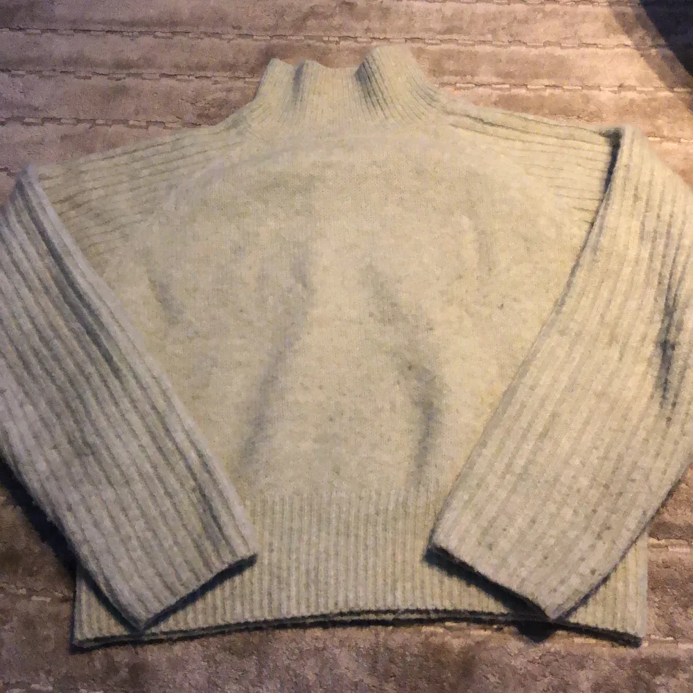 Jätte härlig mint grön tröja från Zara som är i bra skick💕 Är i M men är liten i storlek så funkar på S och XS. Neuleet.