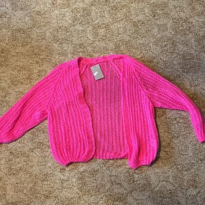 Rosa kofta  - En rosa kofta från jörlevik of Sweden aldrig använd lappen sitter kvar, nypris 699