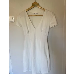 Zara-klänning - Vit klänning från Zara! Perfekt som student-klänning eller bara som en vanlig sommarklänning. Lite genomskinlig. 