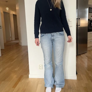 Lee jeans - Jätte snygga lee jeans. Jag är 172 och brukar bära 36-38 skulle säga dom sitter som en 38. hör av er om ni har frågor, använd gärna köp nu knappen!❤️