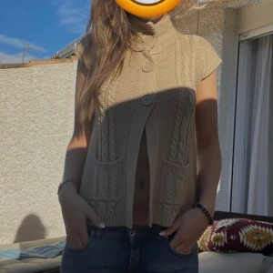 Stickad kofta  - Så snygg stickad kortärmad kofta! Perfekt nu till hösten! Bekväm och storlek 36❤️