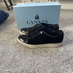 Lanvin skor  - Tja! Säljer dessa eftertraktade skorna i uk10, stl 44 passar 45. Skick 8/10. Hör av dig vid någon fundering! Mvh