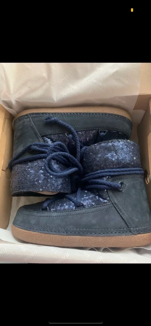 Inuikkiis - Pris kan absolut diskuteras!!!!     SUPERfina mörkblåa inuikkis med paljetter på i nyskick. Beställde fel storlek men de är oerhört fina. Skorv vid fler bilder! 💗