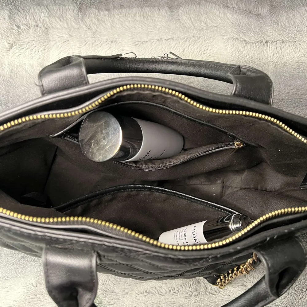 Svart handväska från Don donna som har använts väl men i bra skick. 🌸 värd 399 kr. Väskor.