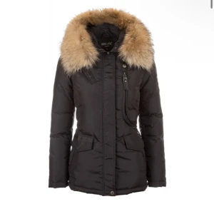 Vinterjacka hollies - Vinterjacka från hollies i bra skick, pälsen går att ta av samt går det att dra åt och thighta jackan i midjan, för fler bilder skriv. Den är väldigt varmt samt snygg. Nypris runt 3500 kr