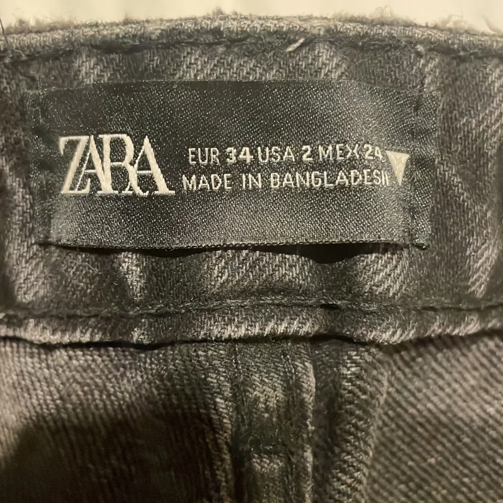Ett par svarta jeans från zara i storlek 34. De är knappt använda och har inga defekter.. Jeans & Byxor.