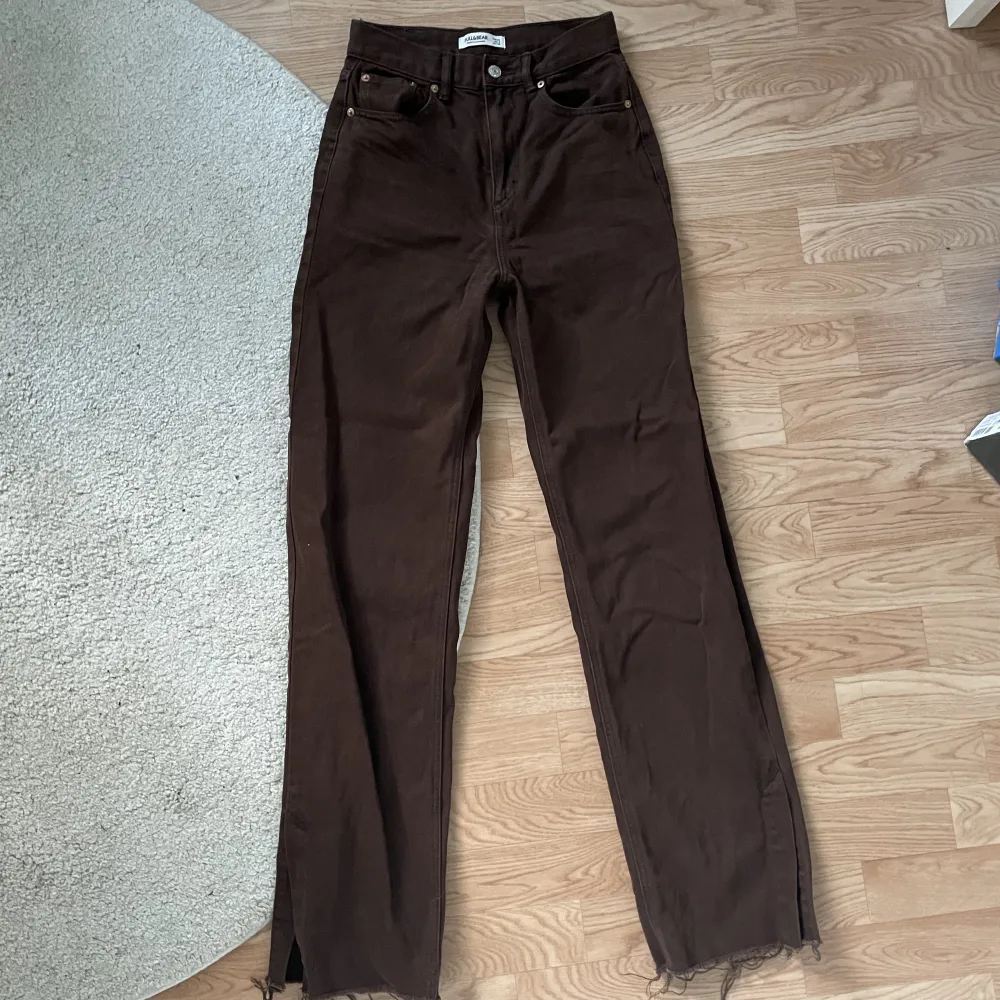 Bruna supersnygga jeans från pull&bear! Sparsamt använda, säljer då jag tyvärr växt ur dem. Passar mig i längd som är ca 172 cm. ☺️. Jeans & Byxor.
