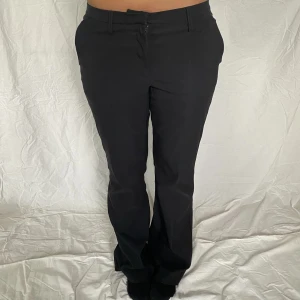 Svarta lågmidjade kostymbyxor - Lågmidjade fina kostymbyxor