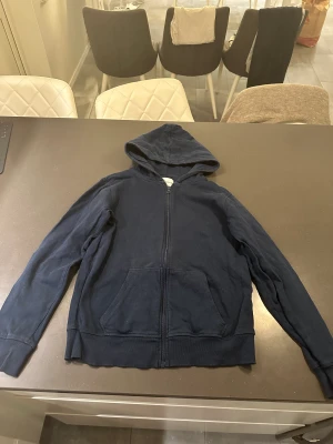 Zip up hoodie - Enkel ziphoodie i hyfsat skick. 6/10 Använd många gånger. Pris kan diskuteras vid snabb affär