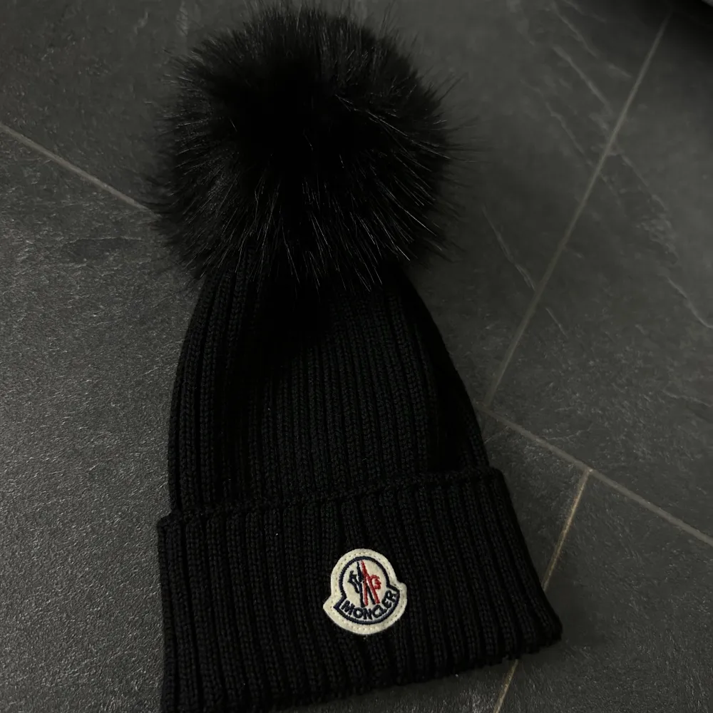 Moncler mössa Strl S Ord pris 3025kr. Mitt pris 2500kr. Nytt skick. Accessoarer.