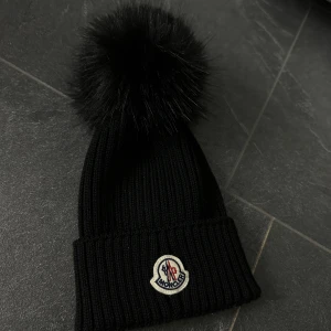 Moncler mössa - Moncler mössa Strl S Ord pris 3025kr. Mitt pris 2500kr. Nytt skick