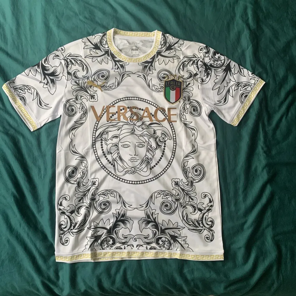 För fin collab mellan Versace och Italien. Tröjan är i nyskick, 10/10 kvalitet. Vid funderingar är det bara o skriva.. T-shirts.