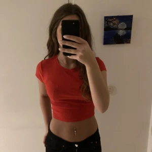 Röd topp - Söt röd topp, aldrig använt. Storlek XS eller S står inte på tröjan men passar mig som brukar ha S