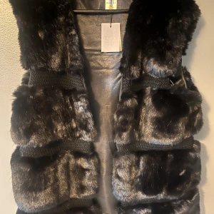 Fuskpäls väst - Helt oanvänd pälsväst (fuskpäls!). Tags kvar. Hör av dig om du vill ha fler bilder.