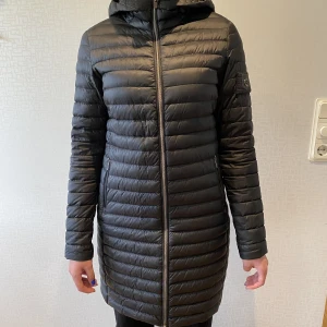 Hollies vår/höst jacka - Jackan är i fint skick förutom ett hål vid ärmen men inget som syns när man har på sig den!