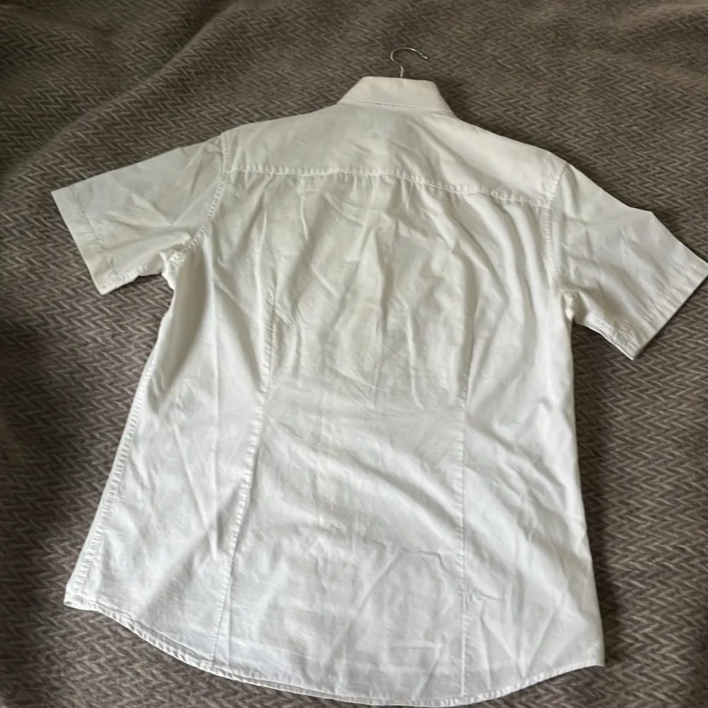 Jag säljer den vita skjortan för 80 kr . Den är 100% bomull ! Använda några gånger för speciellt evenemang.. Skjortor.