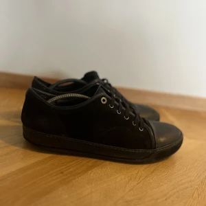 Lanvin Skor - Stilrena svarta Lanvin skor som passar till det mesta. Perfekta till hösten och vintern. Priset är diskuterbart! Storleken är UK 10 och passar 44-45.  Hör av er vid frågor eller funderingar!
