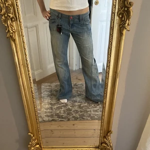 Lågmidjade jeans - Supersnygga lågmidjade bootcutjeans med coola fickor och detaljer💞 Nyskick! Passar M-XL beroende på hur man vill att de ska sitta. Skriv vid funderingar och kolla in mina andra annonser🎀