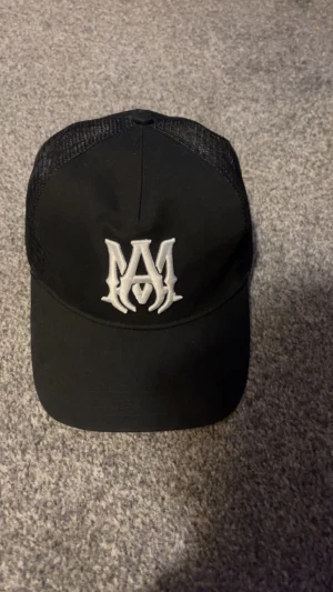 Amiri MA logo trucker keps - Ny och fräsch amiri keps som blivit använt endast ett fåtal gånger, den är OneSize men passar i stort sett alla huvud storleken då den kan justeras väldigt mycket. Kvitto och Dustbag finns såklart. Nypris 4800