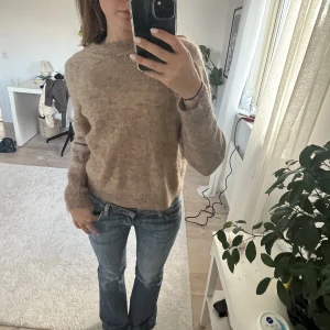 Mohair blend stickad tröja!! - Säljer denna jätte populära Mohair blend tröjan från hm!!🤩supper snygg nu i höst