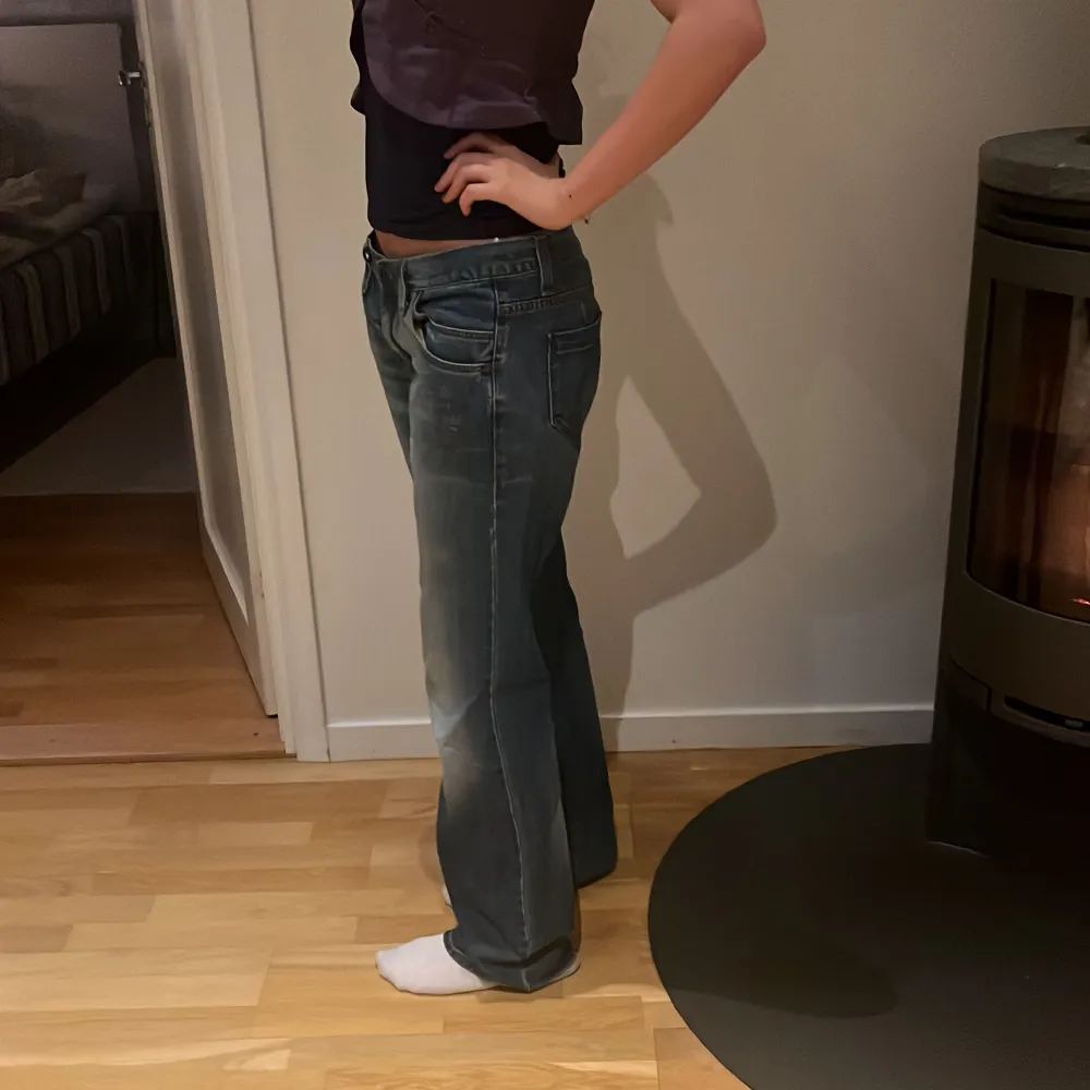 Jätte snygga utsvängda jeans. Jag är 172, hör av er om ni har frågor! Använd gärna köp nu knappen för snabbare affär!❤️. Jeans & Byxor.