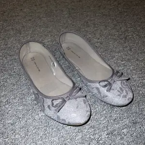 Säljer nu dessa OANVÄNDA och så så fina gråa ballerina skor med rosetter och fint mönster! 🩶 (små i storleken)