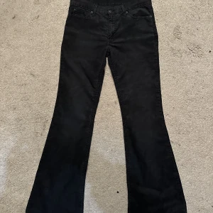 Low Bootcut Levis jeans - Levis jeans i vintage stil, super fint skick🌟  Midjemått 40 cm 💕 Innerbensmått 82 cm💕