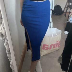 Mörkblå kjol med slits 