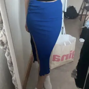 Mörkblå kjol med slits 