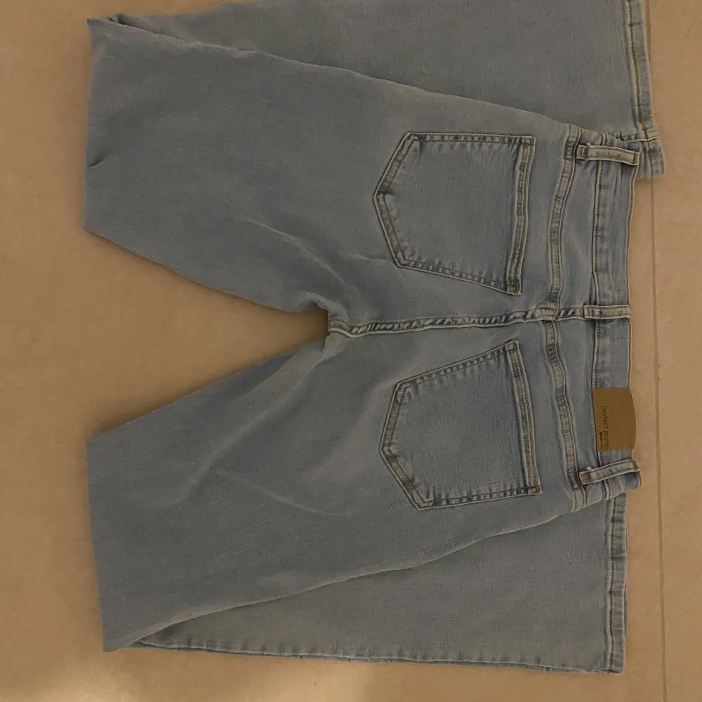 Ljusblåa jeans från Gina Tricot som är utsvängda men som även har en bra passform. Har endast använt dessa jeans ett par gånger. För mer information skriv privat. Jeans & Byxor.