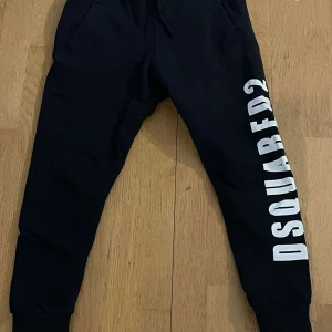 Dsquared2 byxor 12y - Mjukisbrallor ifrån dsquared2 endast använda 2 gånger. Nypris 1300kr