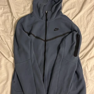 Nike Tech Fleece - En riktigt snygg tröja nu till vinter. Jätte bra skick och sitter bra. Ny pris 1350