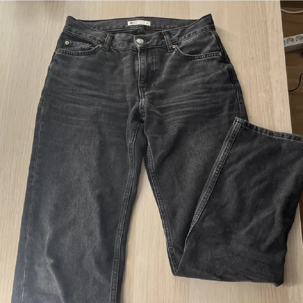 Trendiga low rised jeans från Gina! Ny skick nästan aldrig använda. Köpte för 599 säljer för 139!. Jeans & Byxor.