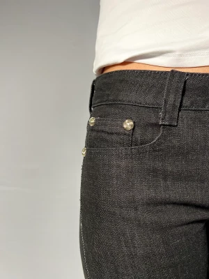 Svart/glittriga jeans - Svart/ glittriga jeans 350:- Medelhög midja  -slits nertill -uppsprättad   Storlek - 34 Skriv om ni är intresserade❣️