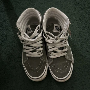 Gröna höga vans  - Säljer dessa gröna höga vans som är slutsålda, skitnsygga och i bra skick. Kommer tyvärr inte till användning längre 