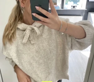 Stickad hoodie - Säljer denna jättefina hoodie då den ej kommer till användning💗i jätte bra skick, bilderna är lånade💗Pris kan diskuteras