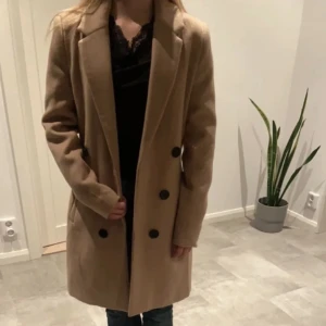 Kappa!! - Säljer denna kappan då den inte kommer till användning längre.  Perfekt nu till hösten ☺️Köp sekondhand men har inga defekter🤩 skulle säga att den är i strl XS/S 