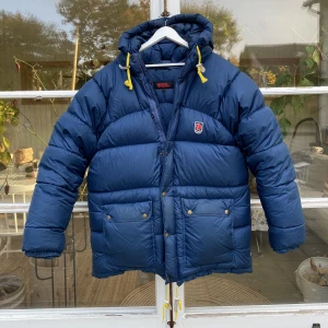 Fjällräven Expedition Down vinterjacka  - Hej, säljer en populär vinterjacka från Fjällräven. Den äldre & varmare modellen , snyggare enligt mig. Strl M men passar både större & mindre. Mycket bra skick, inga defekter, en kemtvätt sen är den som ny. Nypris 9000kr. Pris kan diskuteras. Hörs!