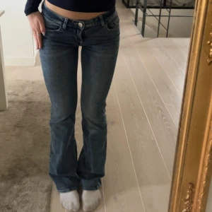 Lågmidjade jeans - Lågmidjade bootcut jeans från hm. Slutsålda online. Använt 2 gånger