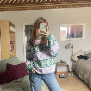Asos tjocktröja - Säljer denna supersnygga och mysiga tjocktröjan men coolt tryck från Asos! Köpt för 600kr, säljs för 450kr då den är i toppskick! Super mysig och snygg nu till hösten!☺️☺️