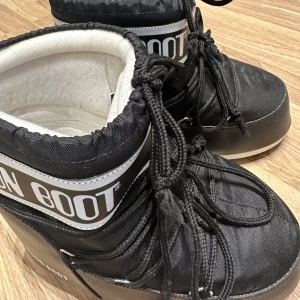 Moonboots - Säljer mina moonboots i stl 39-41, som jag andvänt endast 2 ggr Jättefint skick, säljer pågrund av att dom bara står