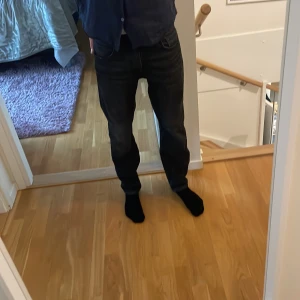 Levis jeans - Säljer dessa levis jeans i storlek 28/30, lot 551z. De är mörkgrå/svarta. Nypris 1199 tror jag. Kom med prisförslag.