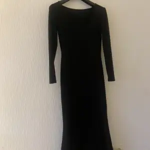Säljer en Enkel svart Ezwear klänning(XS). Fick hem den men var liten på mig.