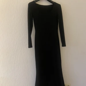  Ezwear svart enkel klänning  - Säljer en Enkel svart Ezwear klänning(XS). Fick hem den men var liten på mig.