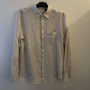 No17 skjorta - Riktigt snygg och skön skjorta som köptes i somras men användes 2-3 gånger så den är i nyskick🙌🏻