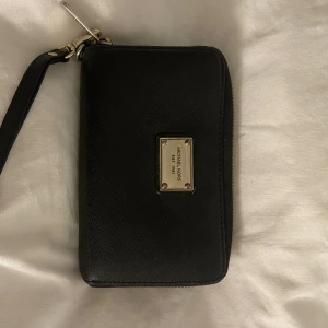 MK plånbok - Plånbok från Michael Kors. Använd men i fint skick!🖤